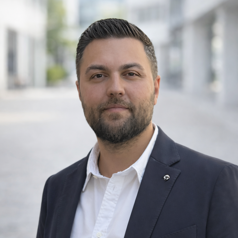 Unabhängiger Kfz Gutachter von KFZ Gutachter OKS bei der Schadenbegutachtung eines Fahrzeugs in Backnang